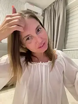 -VikkiL0vesCheese- – webcam model profile photo Image 8