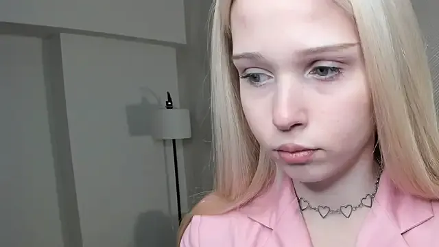 -VikkiL0vesCheese- – webcam model profile photo Image 4