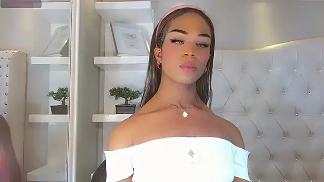 IORio2 – webcam model profile photo Image 2