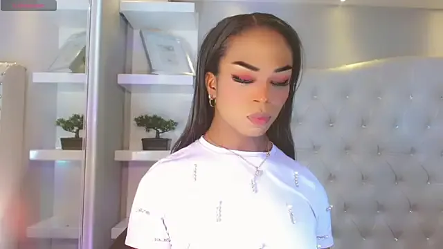 IORio2 – webcam model profile photo Image 5