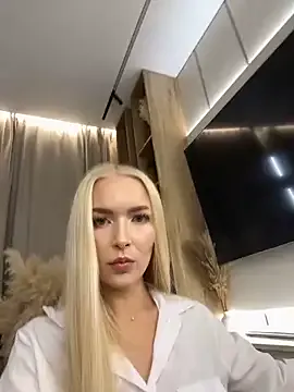 NaughtyInGlasses – webcam model profile photo Image 2