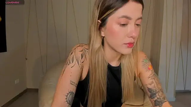 IORio2 – webcam model profile photo Image 13