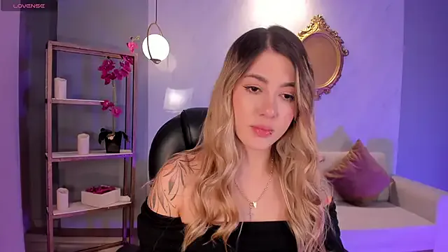 IORio2 – webcam model profile photo Image 17