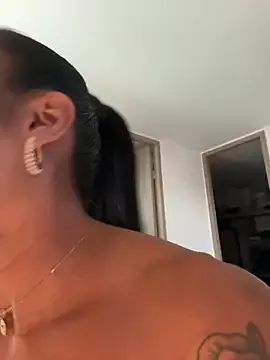 hina_porn – webcam model profile photo Image 13