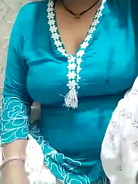 IORio2 – webcam model profile photo Image 2