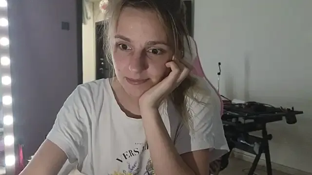 toffisoffi – webcam model profile photo Image 4