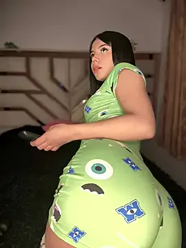 Laura-Khalifa Image 13