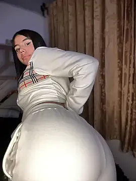 Laura-Khalifa Image 3