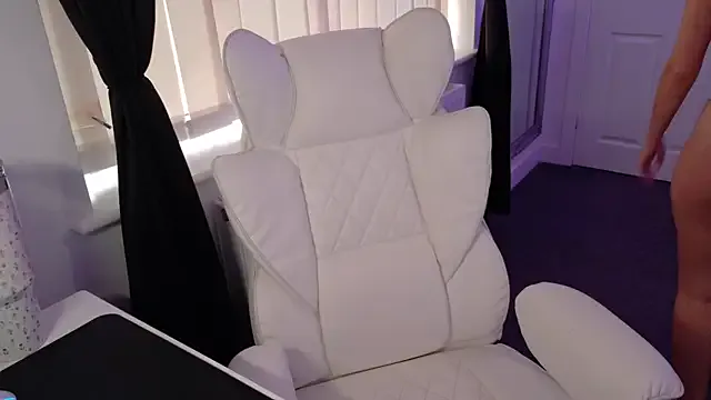 NaughtyInGlasses – webcam model profile photo Image 11