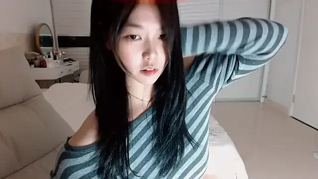 lessboobs_gh – webcam model profile photo Image 13