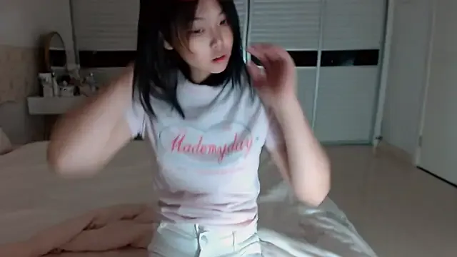 lessboobs_gh – webcam model profile photo Image 14