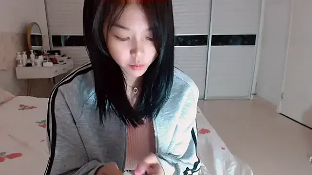 lessboobs_gh – webcam model profile photo Image 17