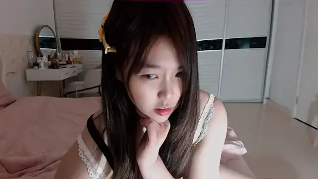 lessboobs_gh – webcam model profile photo Image 2