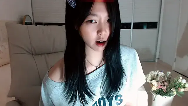 lessboobs_gh – webcam model profile photo Image 5