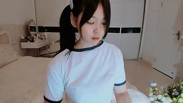 lessboobs_gh – webcam model profile photo Image 6