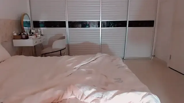 lessboobs_gh – webcam model profile photo Image 7