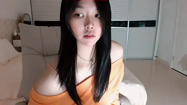 lessboobs_gh – webcam model profile photo Image 9