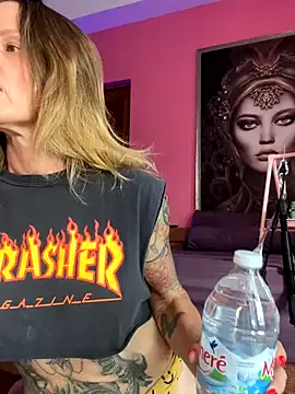 IORio2 – webcam model profile photo Image 12