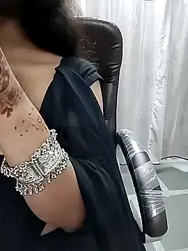 Charlotte-glasses – webcam model profile photo Image 13