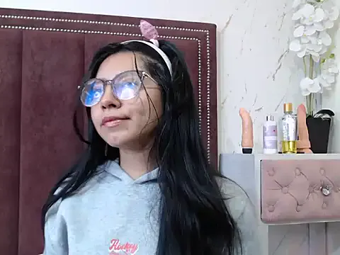 sophieerain – webcam model profile photo Image 2