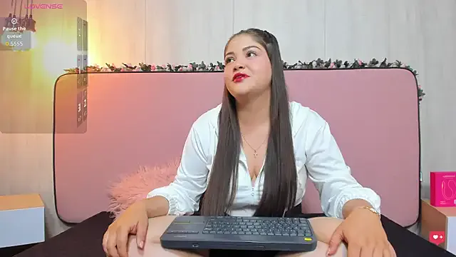 lunar_sofia – webcam model profile photo Image 3