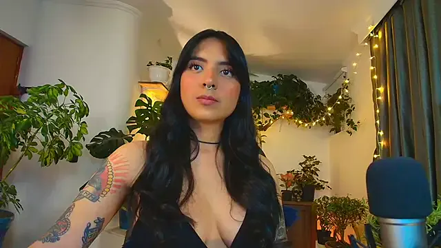 VIKITOMMY – webcam model profile photo Image 9